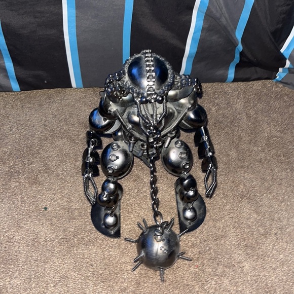 middle character - Picture 2 of 7